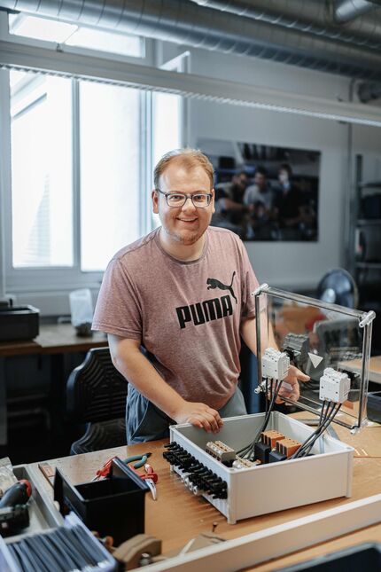 Altra-Angebot in der Elektro-Montage: • Schaltanlagen- und Steuerungsbau • Kabelkonfektion, Bestücken, Verdrahten und THT-Löten • Montage komplexer Baugruppen • Kontroll-, Prüf- sowie Korrekturarbeiten • Unterstützung bei Materialeinkauf, Disposition und Warenbewirtschaftung (ERP). 